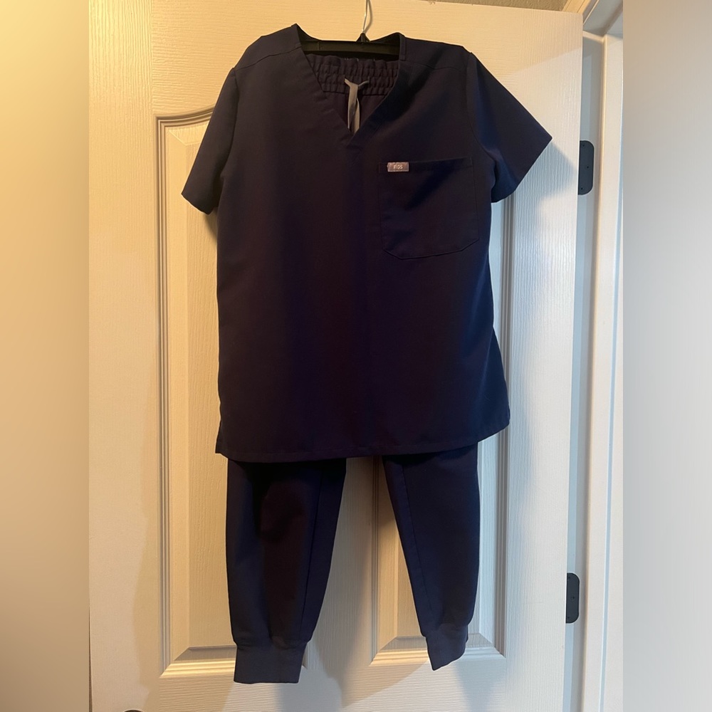 EUC Navy blue figs Catarina one pocket scrub top & figs lesage joggers